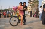 Vivek Oberoi Proposes Neha Sharma for Jayantabhai ki love story promotions in Bandra, Mumbai on 13th Feb 2013 (46).JPG